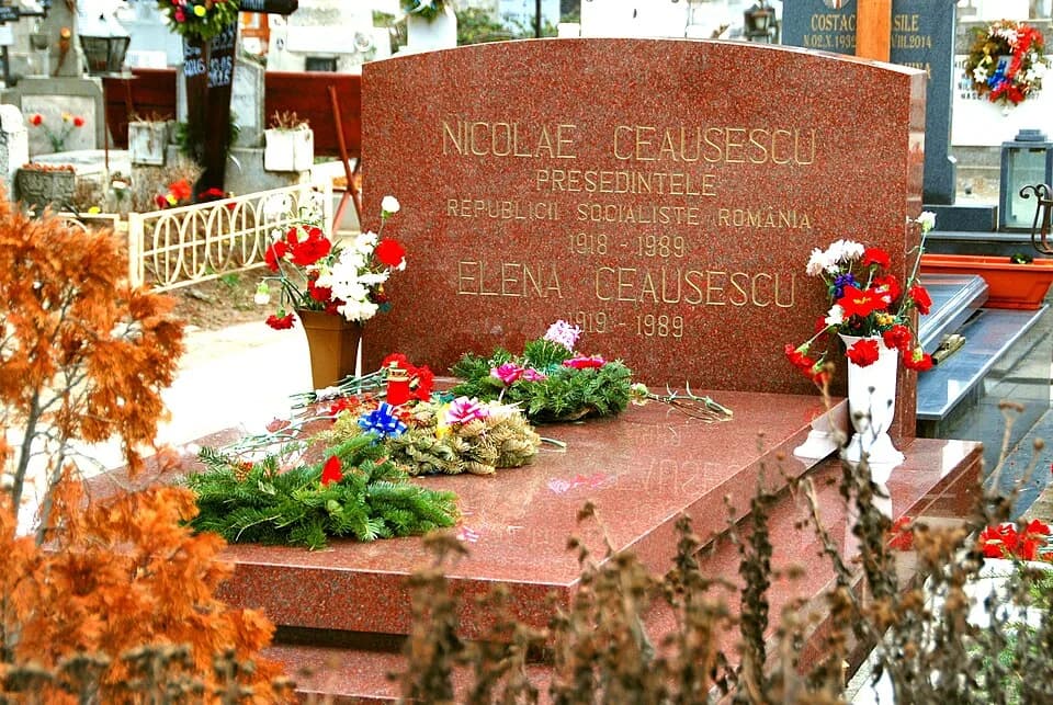 Elena Ceaușescu - Nicolae and Elena Ceaușescu Grave in Ghencea Cemetery in Bucarest (moved to this location on 09.12.2010)