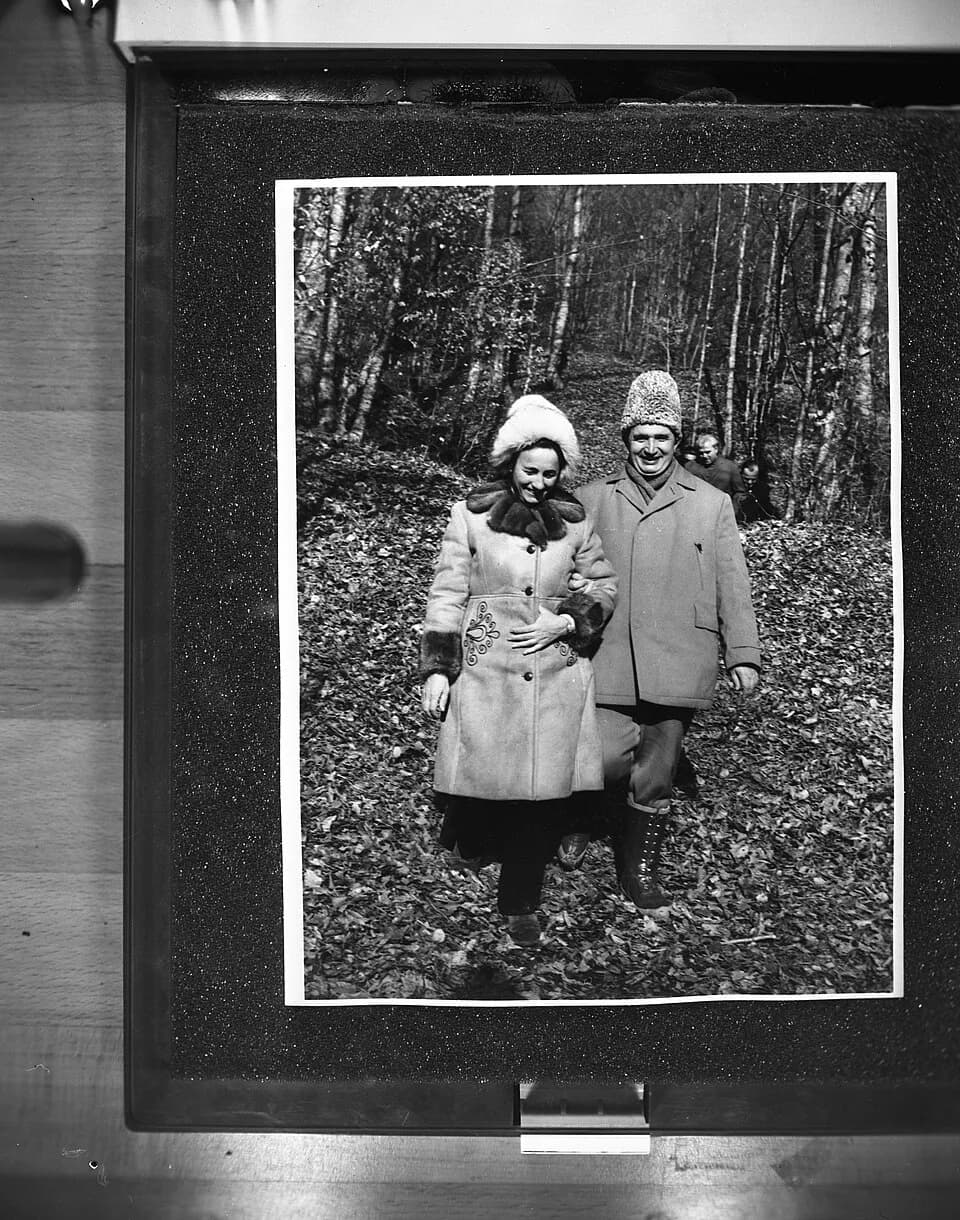 Elena Ceaușescu - Collectie / Archief : Fotocollectie Anefo
Reportage / Serie : [ onbekend ]
Beschrijving : Roemeense president Ceausescu (t.g.v. 60e verjaardag) op wintersport; met echtgenote Elena
D