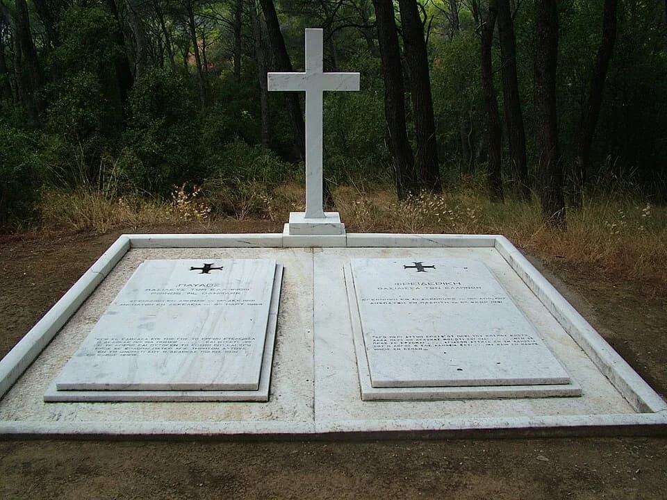 Paul of Greece - Gräber von König Paul und Königin Friederike von Griechenland