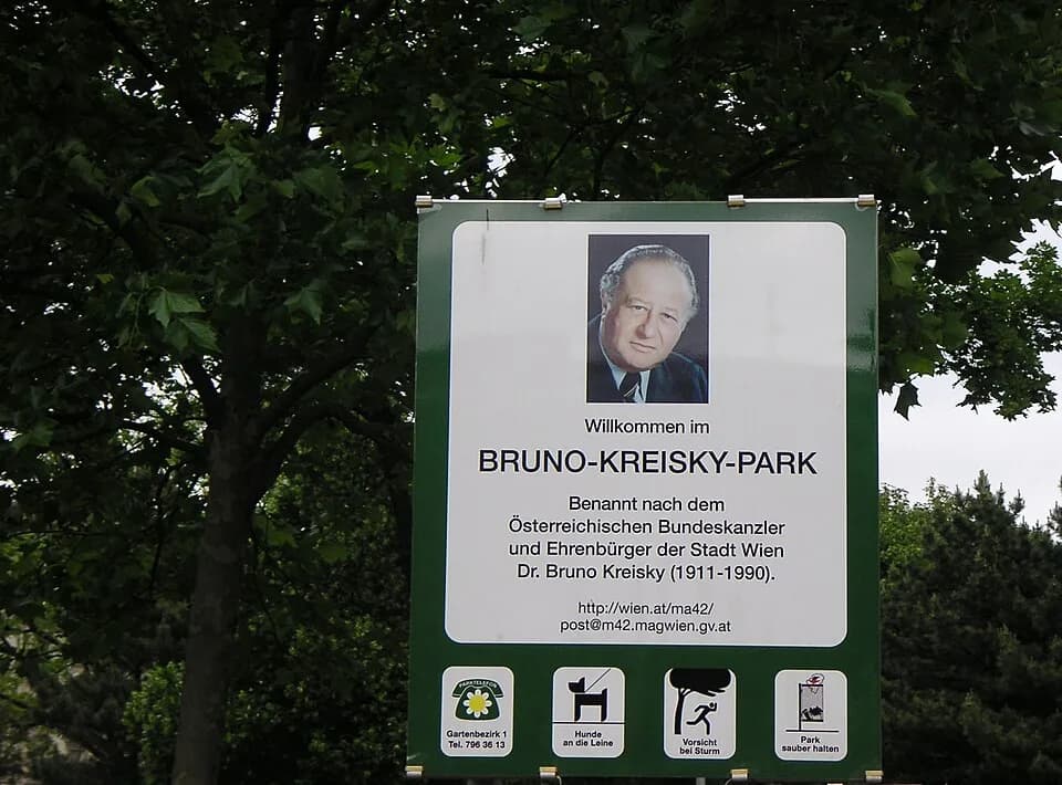 Bruno Kreisky - Tafel am Eingang zum Bruno Kreisky Park in Wien