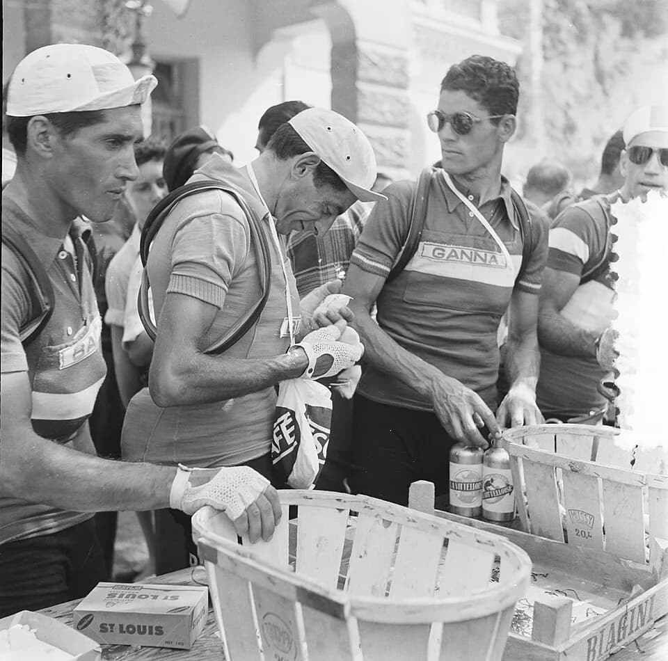 Fausto Coppi - Nationaal Archief
Beschrijving: Fausto Coppi eet een sinaasappel
(links: Giovanni Corrieri, rechts Baroni en Magni)
Datum: 18 juli 1952
Bestanddeelnummer 905-2267
Vervaardiger: Anefo/ P