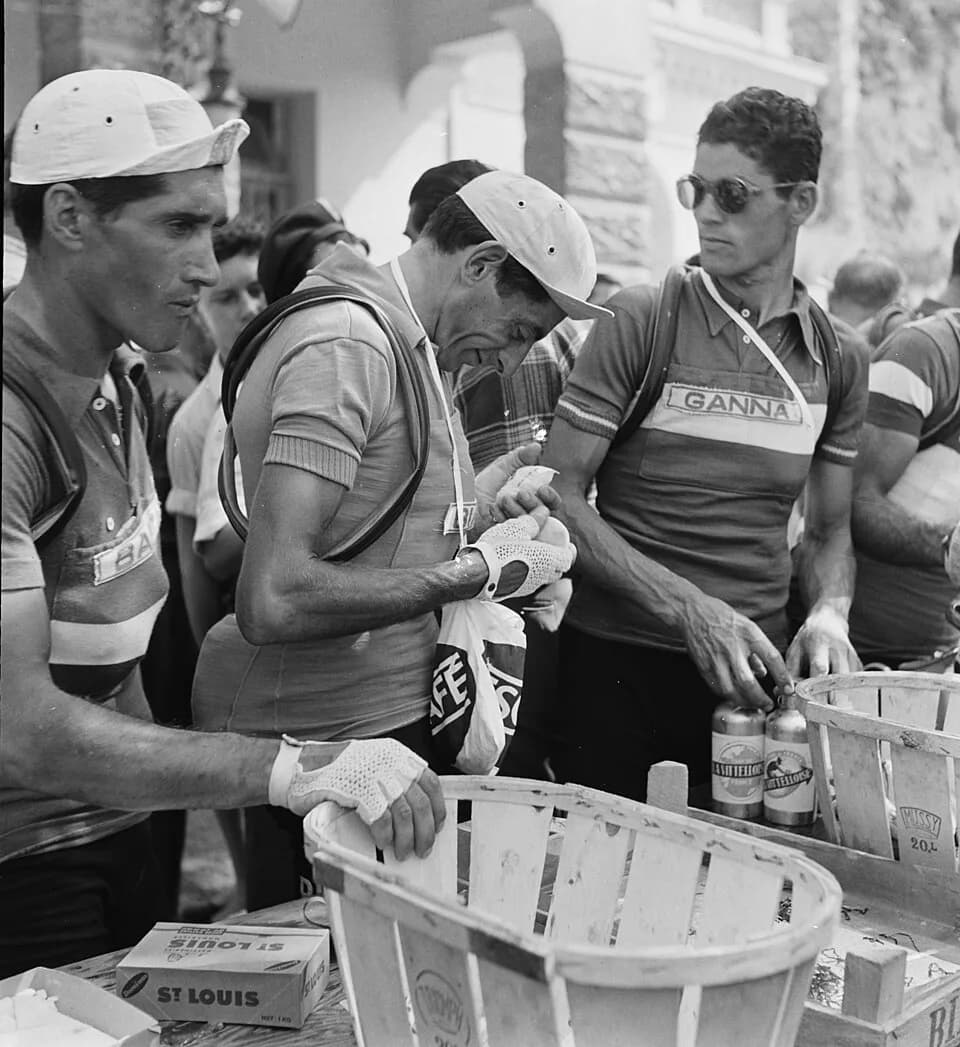 Fausto Coppi - Nationaal Archief
Beschrijving: Fausto Coppi eet een sinaasappel

Datum: 18 juli 1952
Bestanddeelnummer 905-2267
Vervaardiger: Anefo/ Presser
URL:  beeldbank.nationaalarchief.nl/na:col1