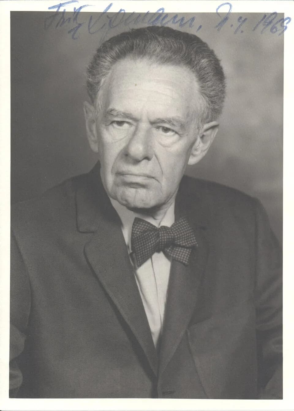 Fritz Albert Lipmann - Creator/Photographer: Unidentified photographer
Medium: Medium unknown
Dimensions: 16.6 cm x 11.8 cm
Date: prior to 1986
Collection: Scientific Identity: Portraits from the Dibn
