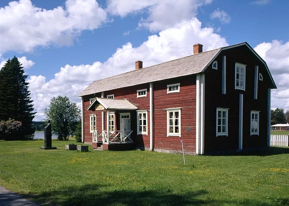 Kaarlo Juho Ståhlberg - Haapajärven Ronkaalan vanha pappila rakennettiin 1784. Presidentti K. J. Ståhlbergin lapsuudenkoti. Rakennuksesta tehtiin 1960-luvulla pappilamuseo.