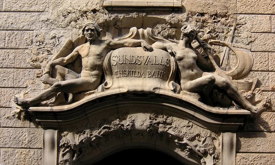 Nathan Söderblom - Christian Erikssons skulptur på fasaden till Gamla Sundsvallsbanken (Fredsgatan 4) på Norrmalm i Stockholm. Portalfigurerna som formgavs av Christian Eriksson symboliserar Norrlands