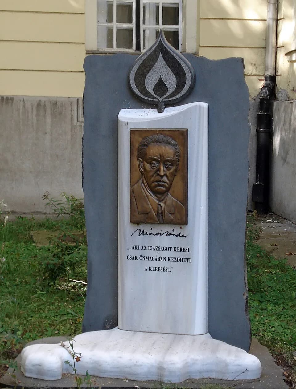 Sándor Márai - Ekker Sándor: Márai Sándor-dombormű, Miskolc
