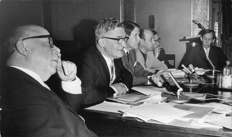 Hugo Theorell - Konsterföreningens politik debatterad.I debatten deltog från vänster Johannes Norrby, Hugo Theorell, Seve Ljungman, Sven-Erik Bäck, Gunnar Bucht och Gunnar Larsson.Det var en mycket re
