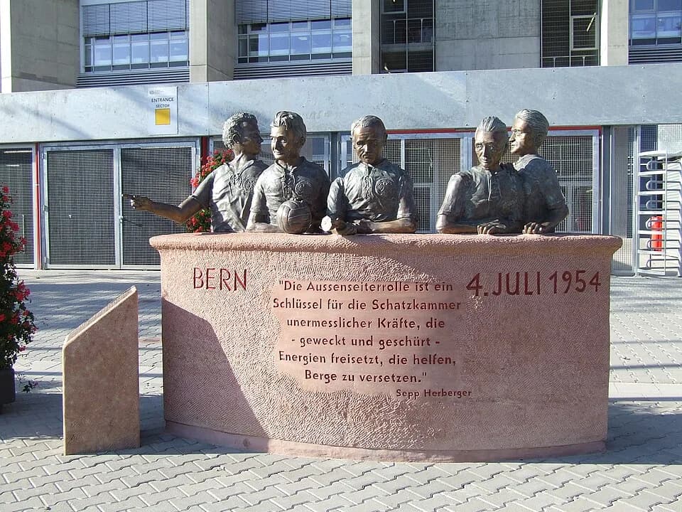 Fritz Walter - Die fünf Kaiserslauterern WM-Helden von Bern. In Bronze vor dem Fritz-Walter-Stadion in Kaiserslautern. Von links nach rechts: Werner Liebrich, Fritz Walter, Werner Kohlmeyer, Horst Eck