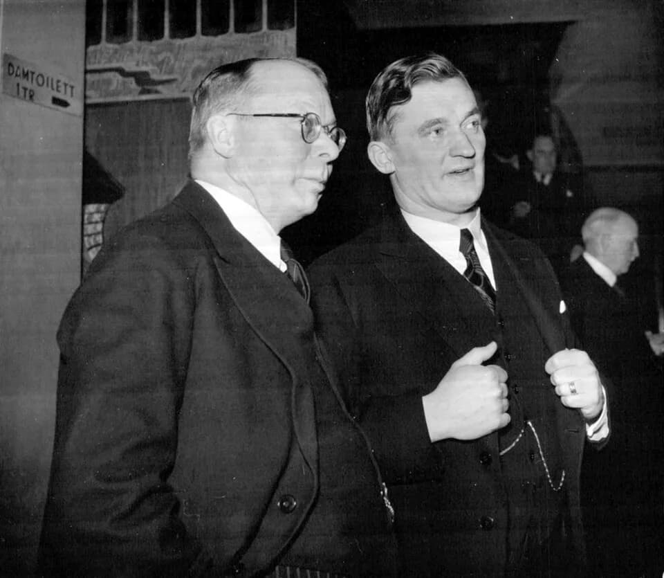 Hugo Theorell - Talare på läkarmötet. Professorerna Liljeberg [sic] och Theorell.