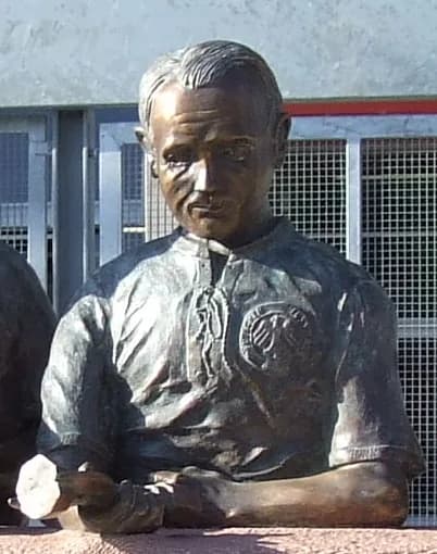 Fritz Walter - Statue of Werner Kohlmeyer in front of the Fritz-Walter-Stadion, Kaiserslautern, Germany.
