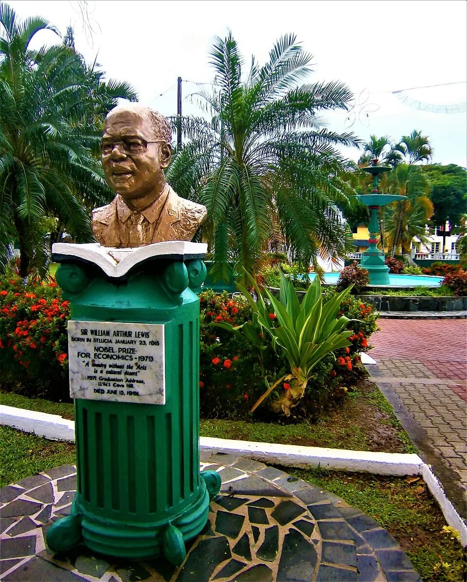 Arthur Lewis - Monumento al primer Premio Nobel santalucense, Arthur Lewis (1915-1991), quien logró dicho galardón en 1979.