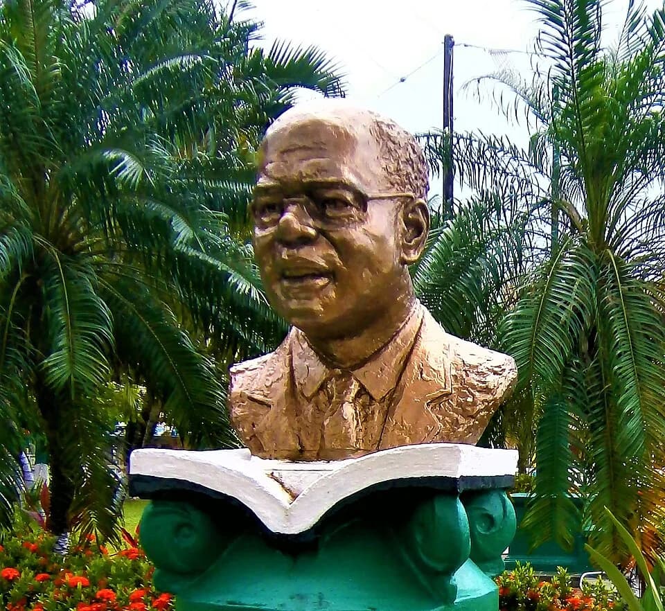 Arthur Lewis - Monumento al primer Premio Nobel santalucense, Arthur Lewis (1915-1991), quien logró dicho galardón en 1979.