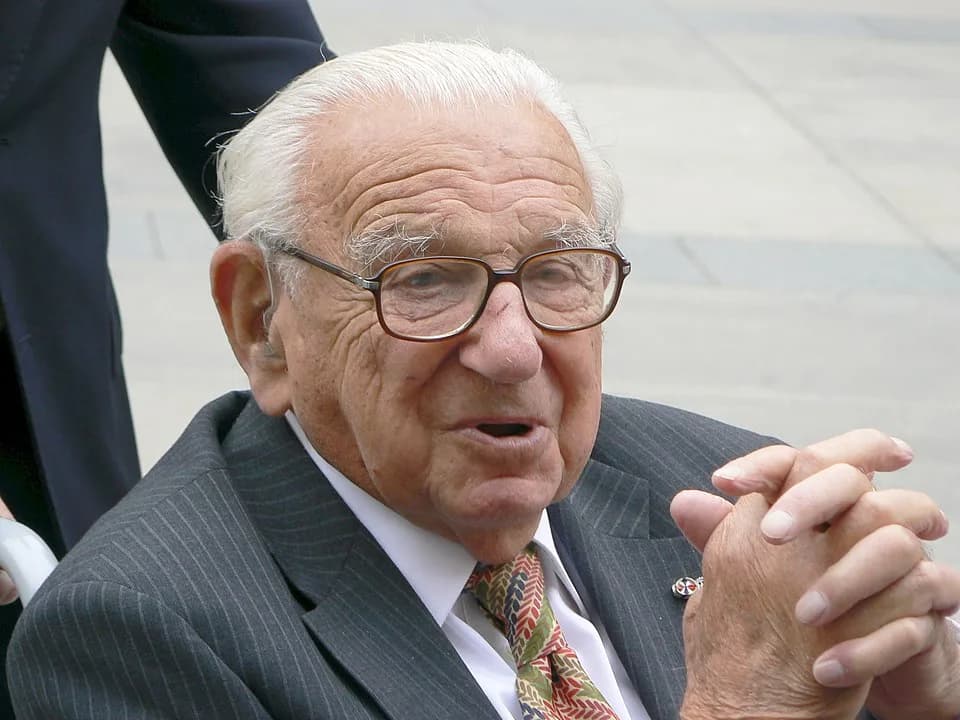Nicholas Winton - Sir Nicholas Winton on Prague Castle.