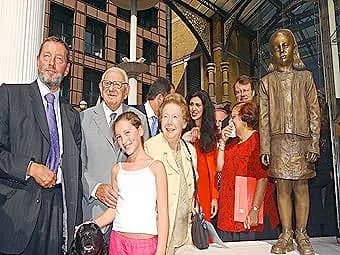 Nicholas Winton - Für Das Kind Kindertransport Memorial at Liverpool Street Station with rescuer Sir Nicholas Winton, Former UK Home Secretary David Blunkett, artist Flor Kent and child model &amp; gr