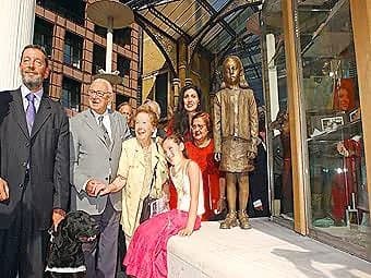 Nicholas Winton - Sir Nicholas Winton unveiled Für Das Kind- Kindertransport Memorial in London. Sir Nicholas, 94 years old, accompanied by Britain's Home Secretary David Blunkett, the child model who
