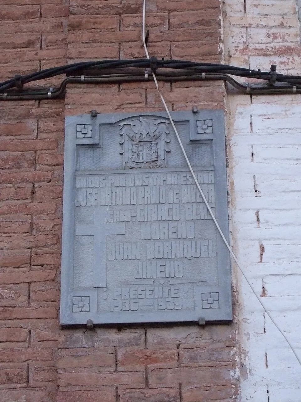 José Antonio Primo de Rivera - Placa colgada en la puerta de la iglesia: Caidos por Dios y por España. José Antonio Primo de Rivera. Cabo Ciriaco Blas Moreno. Juan Borniquel Jimeno ¡Presente! 1936-193