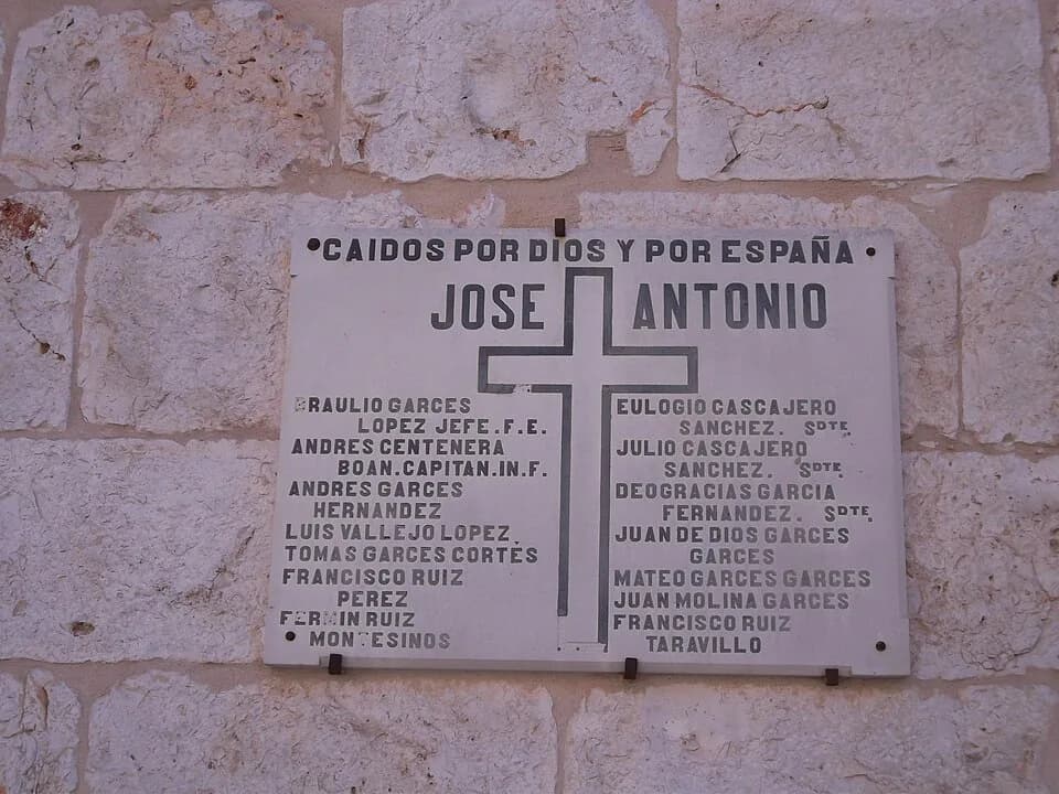 José Antonio Primo de Rivera - Chiloeches-Iglesia de Santa Eulalia de Mérida, de estilo renacentista construida en el siglo XVI. Placa in memoriam en la fachada.