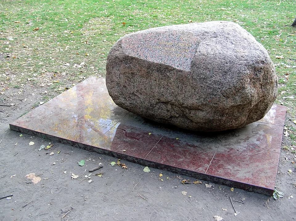 Anna Lindh - Anna Lindh memorial stone in the Budapest City Park (Városliget)

Inscription: "Resignation is our biggest enemy."