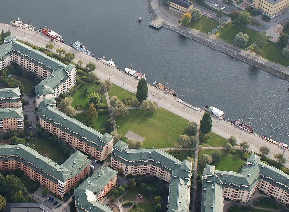 Anna Lindh - Vintertullsparken sedd från helikopter. Byggnaderna hör till Kvarteret Hamnvakten på Södermalm i Stockholm.