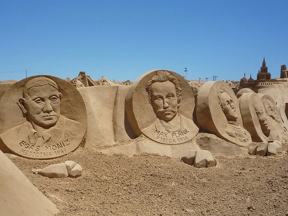 António Egas Moniz - The theme of the Seventh International Sand Sculpture Festival was "discoveries". The sculptors come from all over the world so the themes were generally international. But here i