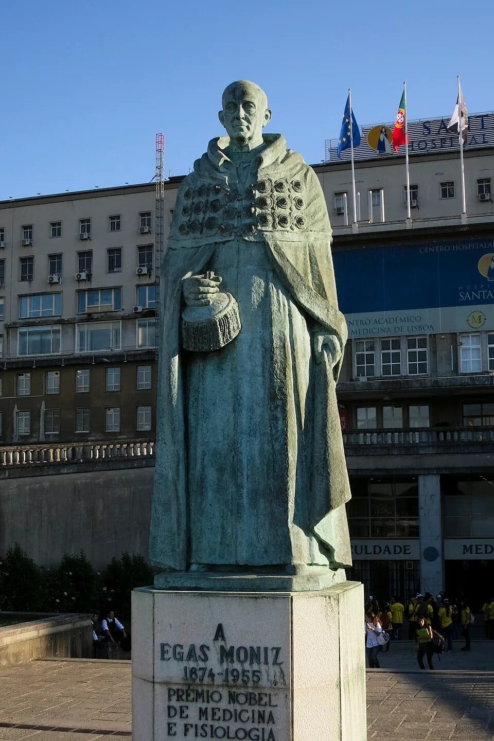 António Egas Moniz - Euclides Vaz, Monumento a Egas Moniz (1874-1955), Hospital de Santa Maria, Lisboa