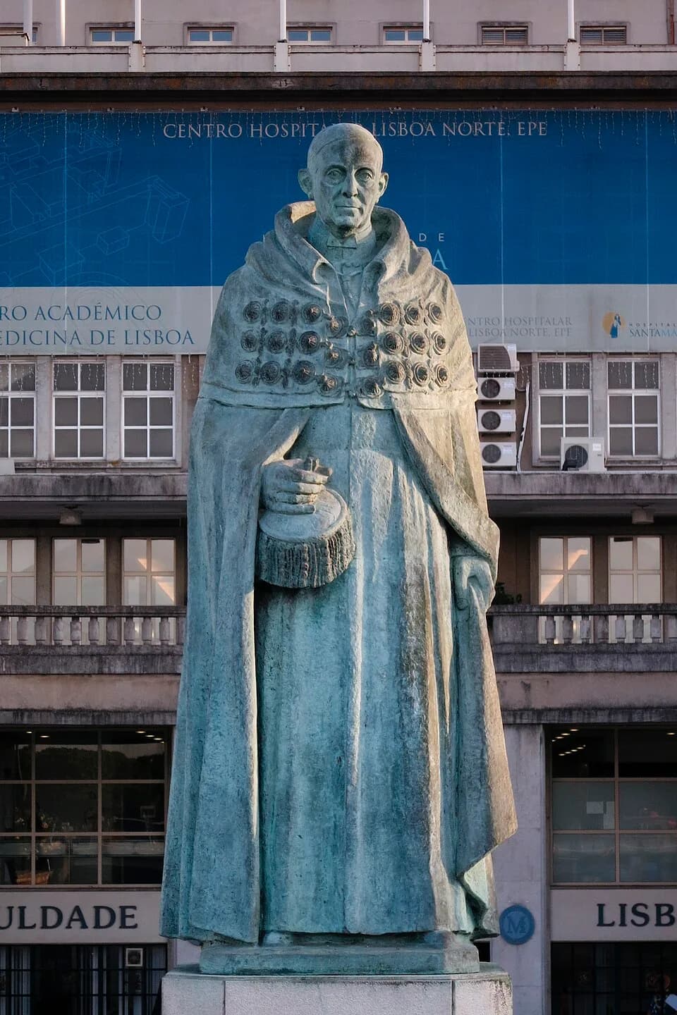 António Egas Moniz - Euclides Vaz, Monumento a Egas Moniz (1874-1955), Hospital de Santa Maria, Lisboa
