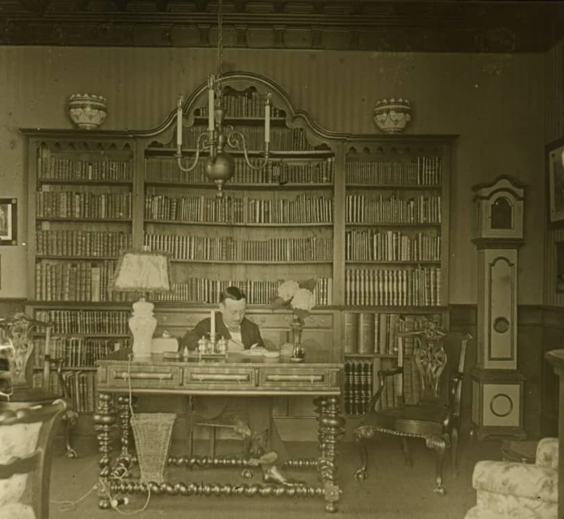 António Egas Moniz - António Egas Moniz in his study, 1918.