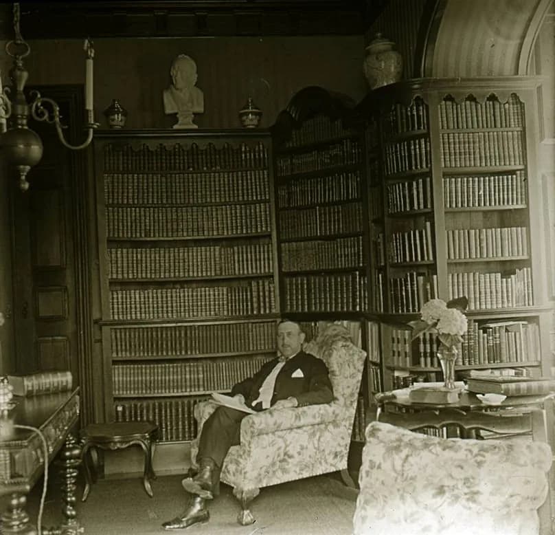 António Egas Moniz - António Egas Moniz in his study, 1918.