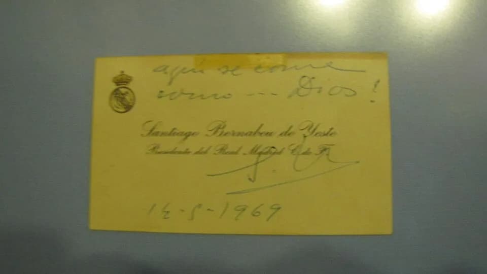 Santiago Bernabéu Yeste - Fotografía de la tarjeta de presentación de D. Santiago Bernabéu de Yeste, Presidente del Real Madrid C. F., que se encuentra en las paredes del Asador Rafael Corrales, en Ar