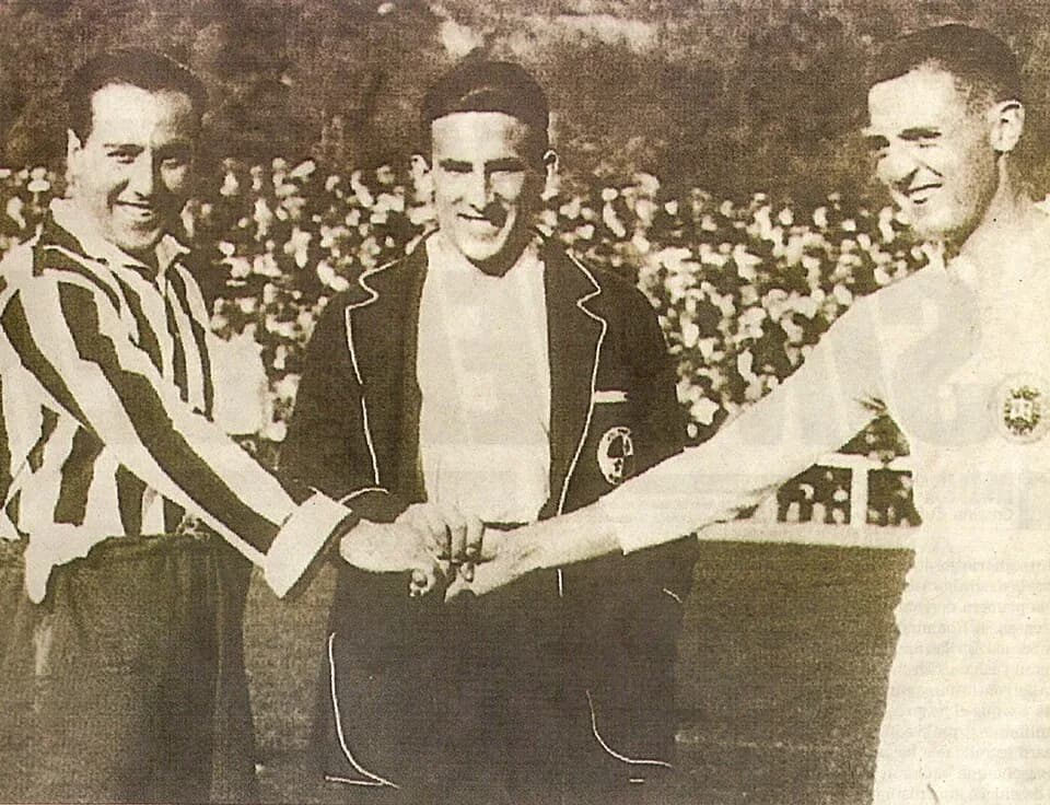 Santiago Bernabéu Yeste - Photo for the media on a 1922 Madrid's derby. Referee and players Pololo (Atlético de Madrid) and Santiago Bernabéu (Real Madrid)