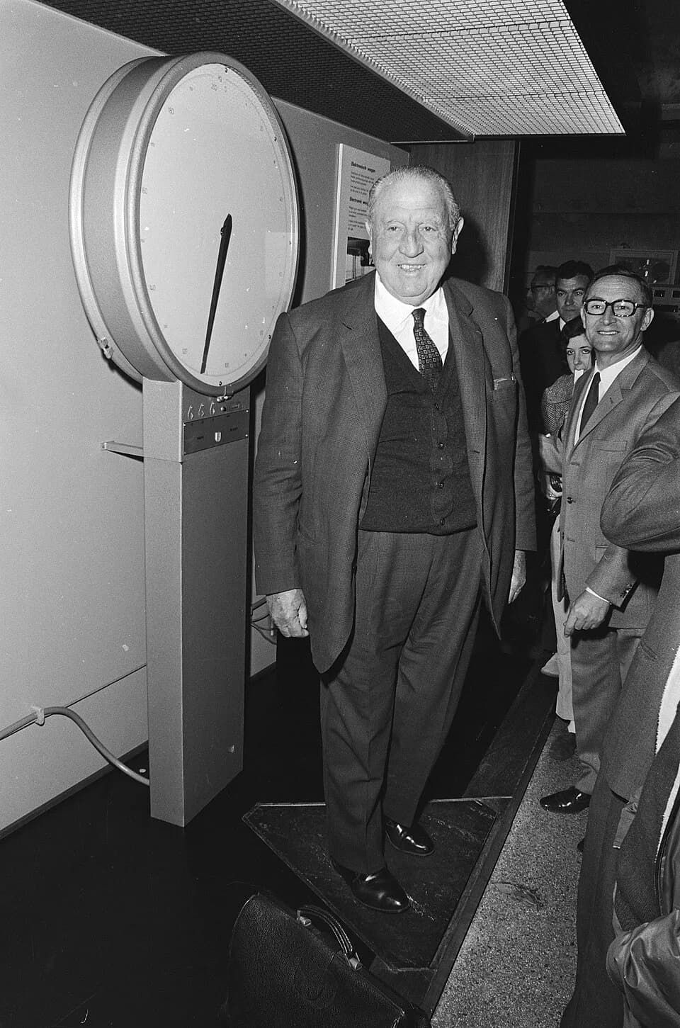 Santiago Bernabéu Yeste - Collectie / Archief : Fotocollectie Anefo
Reportage / Serie : Bezoek van het elftal van Real Madrid aan het Evoluon in Eindhoven
Beschrijving : Voorzitter Bernabéu op de weeg
