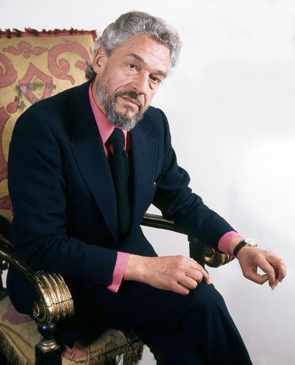 Paul Scofield - Paul Scofield taken photographer's studio London