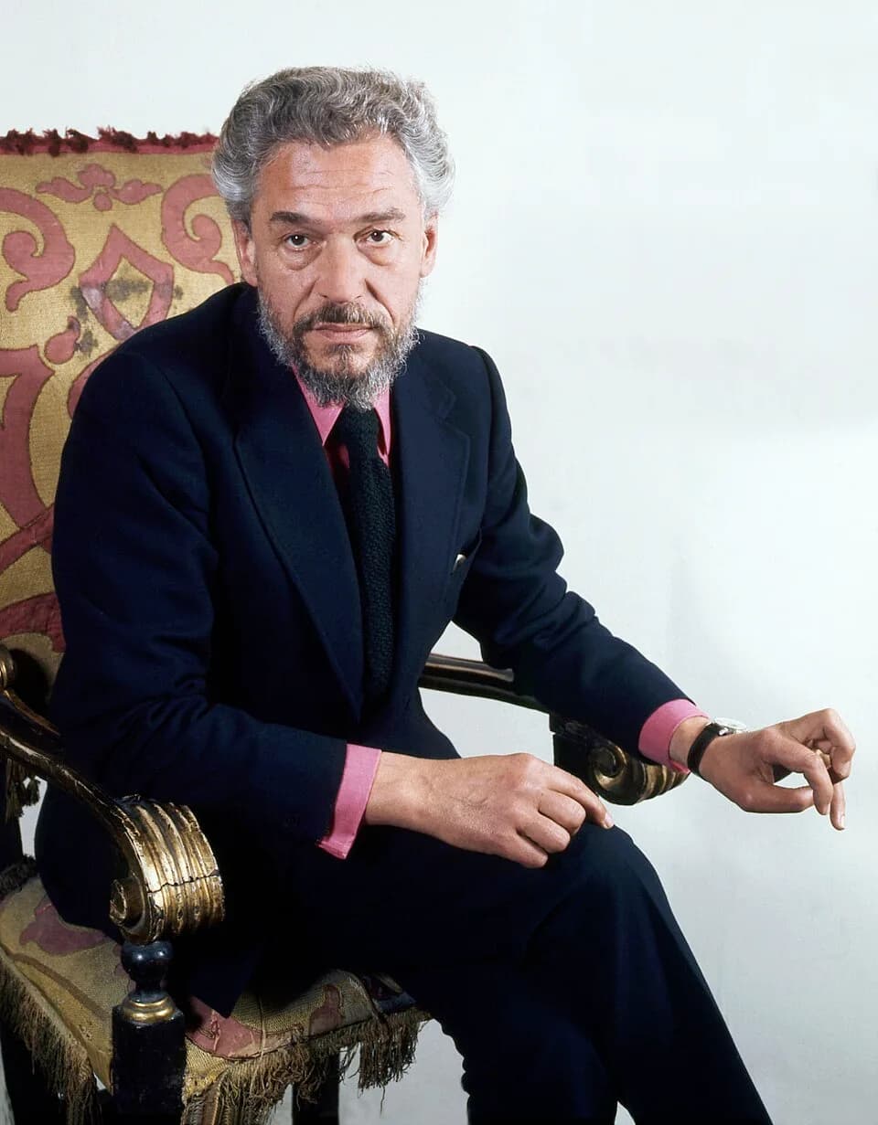 Paul Scofield - Paul Scofield taken in photographer's studio London