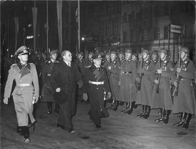 Wilhelm Canaris - For documentary purposes the German Federal Archive often retained the original image captions, which may be erroneous, biased, obsolete or politically extreme. Scherl:
Der südafrika