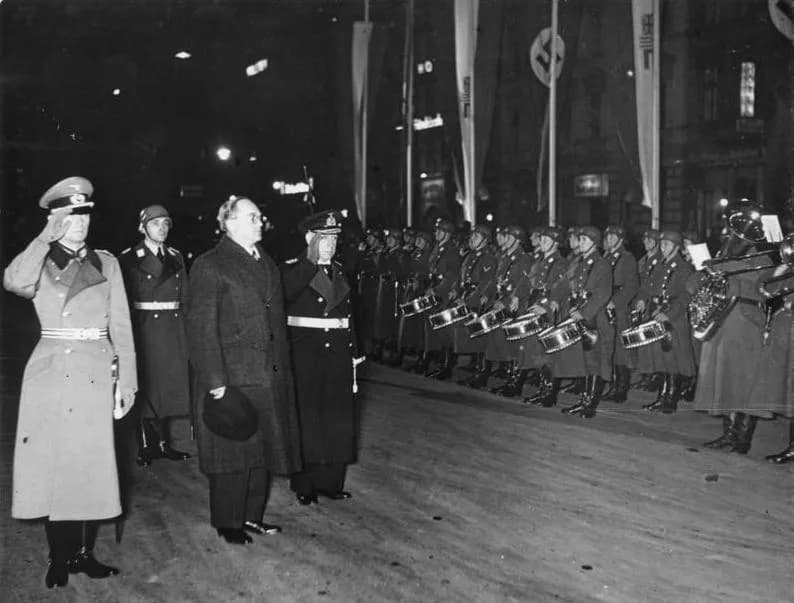 Wilhelm Canaris - For documentary purposes the German Federal Archive often retained the original image captions, which may be erroneous, biased, obsolete or politically extreme. Scherl:
Der südafrika