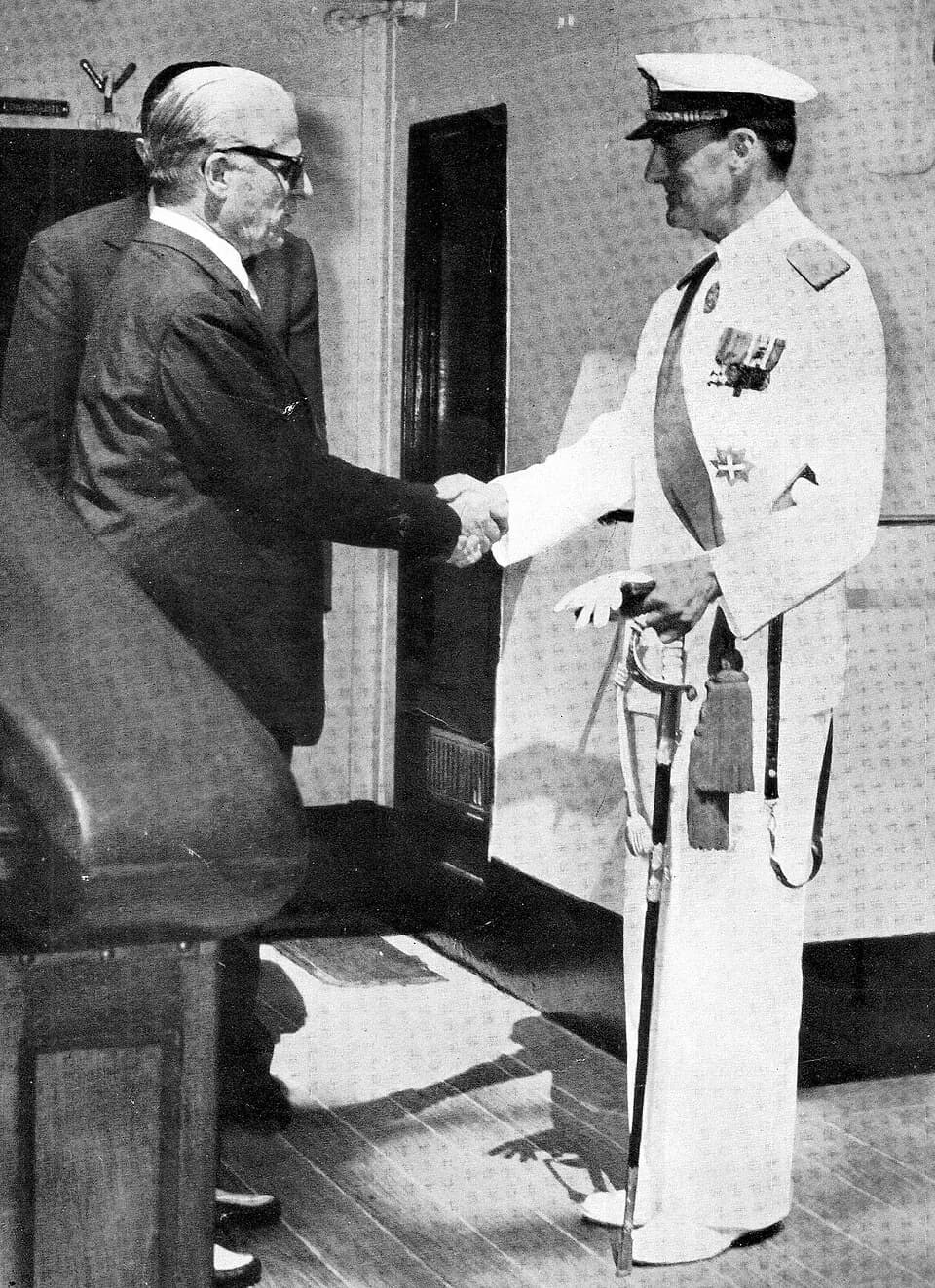 Giovanni Gronchi - Il Presidente della Repubblica Italiana con l'Ammiraglio Corso Pecori Giraldi, Capo di stato maggiore della Marina Militare in occasione della rivista navale che si tenne nelle acqu