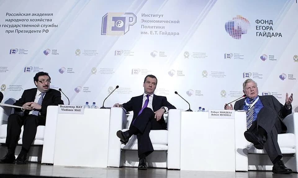 Robert Mundell - Дмитрий Медведев принял участие в работе Гайдаровского форума – Международной научно-практической конференции «Россия и мир: вызовы интеграции»
