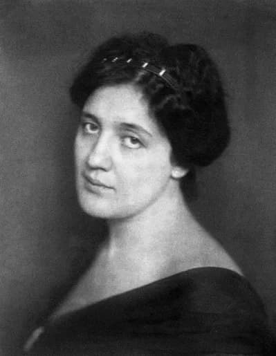 Melanie Klein - Portrait of Melanie Klein, head and shoulders, aged about 30. Budapest.