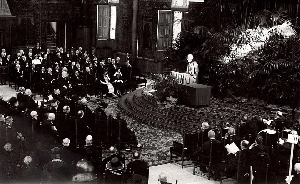 Christian Lous Lange - Omschrijving: Herdenkingen. De herdenking van de eerste Vredesconferentie van 1899 Den Haag. Een spreker spreekt een groot aantal toehoorders toe vanaf de spreekgestoelte. 1924.