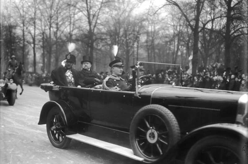 Amanullah Khan - For documentary purposes the German Federal Archive often retained the original image captions, which may be erroneous, biased, obsolete or politically extreme. Der Besuch des Königs 