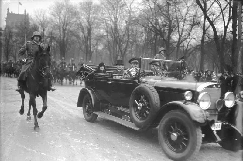 Amanullah Khan - For documentary purposes the German Federal Archive often retained the original image captions, which may be erroneous, biased, obsolete or politically extreme. Der Besuch des Königs 