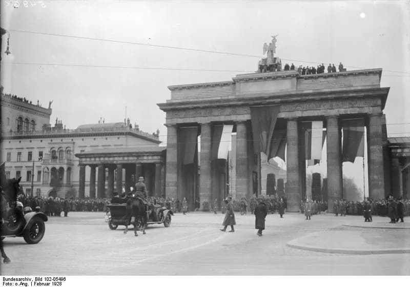 Amanullah Khan - For documentary purposes the German Federal Archive often retained the original image captions, which may be erroneous, biased, obsolete or politically extreme. Der Besuch des Königs 