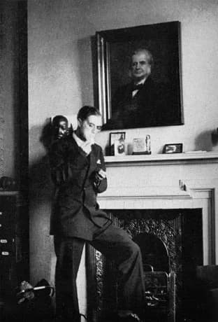 Julian Huxley - Huxley under T.H.H. portrait