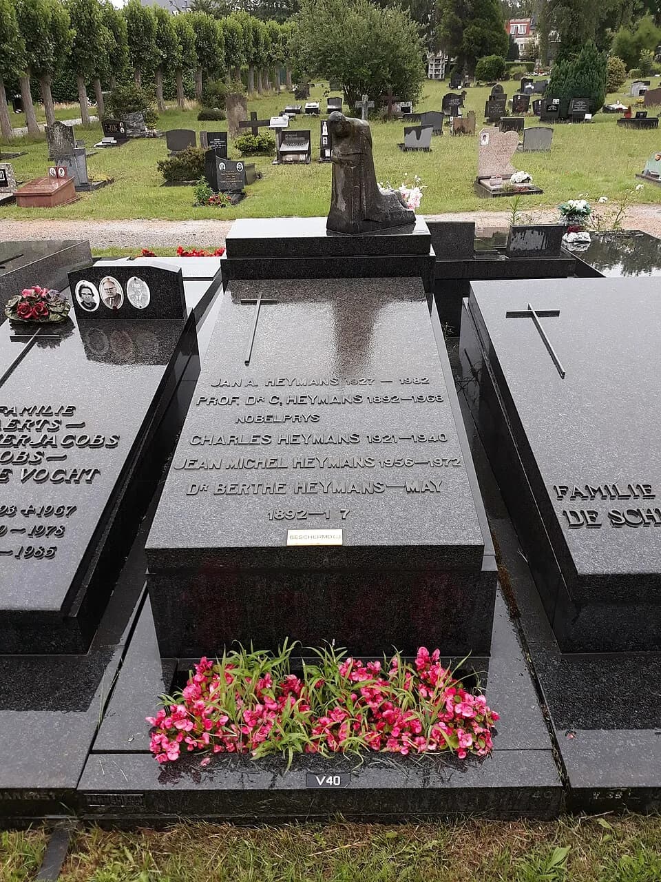 Corneille Heymans - Das Grab des belgischen Pharmakologen (Nobelpreis für Medizin) Corneille Heymans im Familiengrab auf dem Friedhof Sint-Amandsberg in Gent.