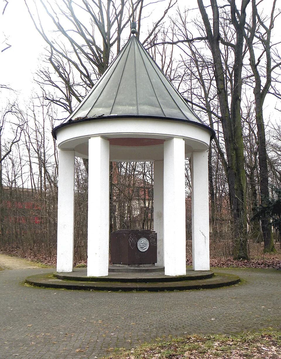 Hermann Oberth - Hermann Oberth Denkmal im Eichenhain von Feucht.