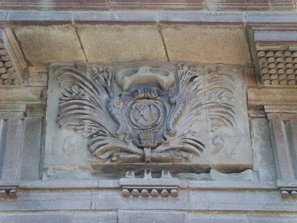 Charles XI of Sweden - Stadsporten Kavaljeren (även kallad Storbroporten) vid södra änden av Östra Sjögatan i Kalmar blev färdigställd 1696 och var en av den på 1600-talet flyttade stadens sju portar 