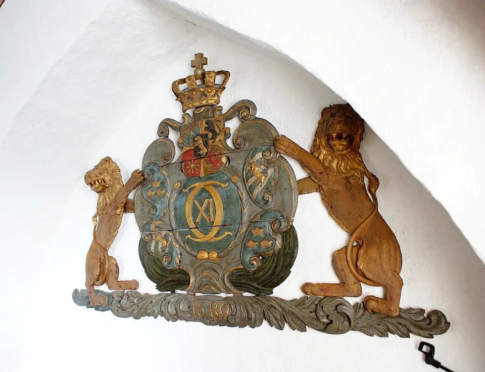 Charles XI of Sweden - Karl X1 vapen i Fru Alstads kyrka.