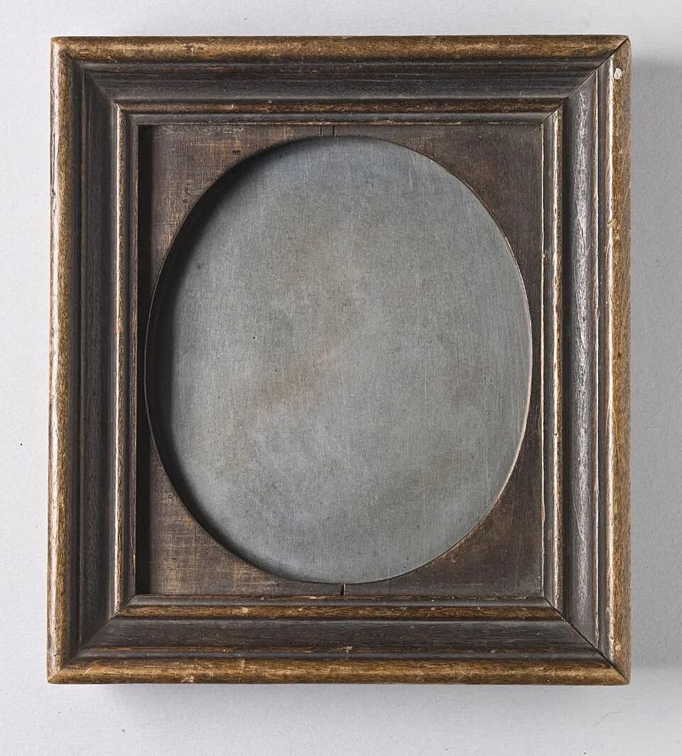 Charles XI of Sweden - Porträtt, bröstbild, troligen reproduktion av målning föreställande Karl XI (1655-1697). Mannen i trekvartsprofil, iförd allongeperuk, halsduk och rock. Dagerrotyp / daguerreoty
