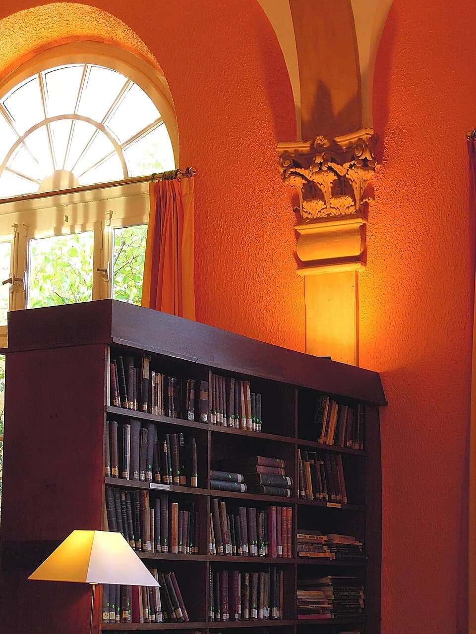 René Guénon - Ancienne salle capitulaire abritant aujourd’hui une partie de la bibliothèque du cercle des officiers. Chapiteau corinthien en pierre de Jaumont.