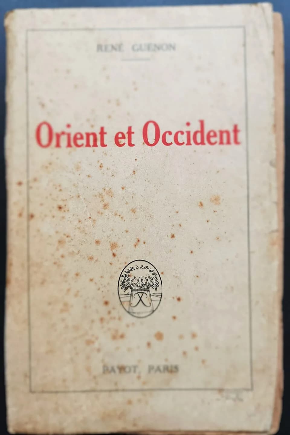 René Guénon - René Guénon (1886-1951). Orient et Occident, page de couverture de l'édition originale, Paris, Éditions Payot, 1924. (Droit français: ouvrage dans le domaine public: auteur décédé et dat